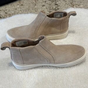 Tom’s Bryce suede slip on shoes.